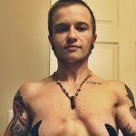 Трансгендер показал, как скрывает грудь с помощью скотча, чтобы его торс не выглядел женским