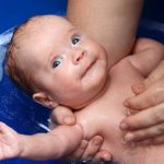 Как купать новорожденного ребенка и малыша до года